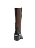 Botas Pollini en cuero negro, con detalles en marrón, aportan un toque vanguardista a tu outfit.