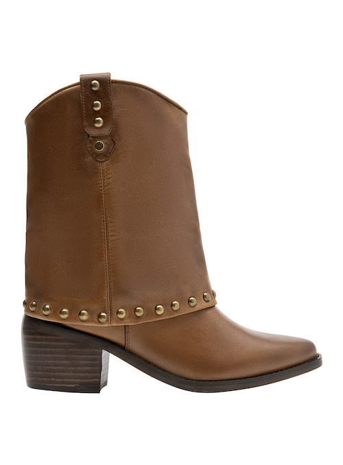 Botas camel de cuero para mujer, diseño chic que complementa vestidos cortos.