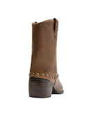 Calzado elegante de cuero camel para mujer, ideal para jeans ajustados y blusas fluidas.