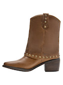 Botines de cuero camel con detalles dorados, perfectos para un look vanguardista.