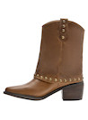 Botines de cuero camel con detalles dorados, perfectos para un look vanguardista.