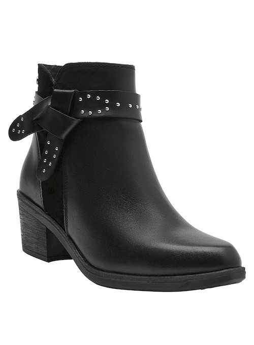 Botín negro de cuero con diseño moderno, ideal para combinar con vestidos o jeans ajustados.