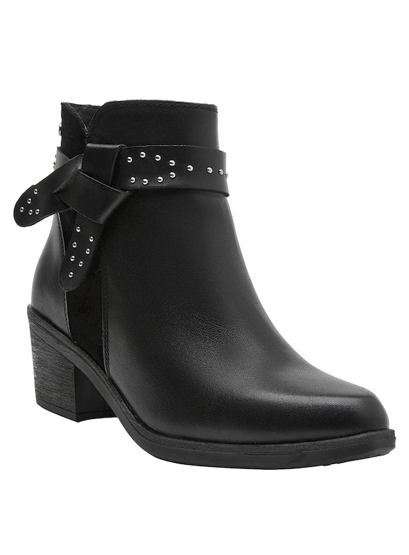 Botín negro de cuero con diseño moderno, ideal para combinar con vestidos o jeans ajustados.