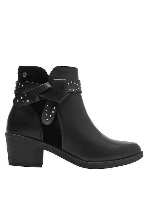 Botín negro de cuero con diseño moderno, ideal para combinar con vestidos o jeans ajustados.