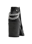 Botín casual de cuero negro, perfecto para combinar con vestidos midi o jeans.