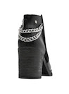 Botín casual de cuero negro, perfecto para combinar con vestidos midi o jeans.