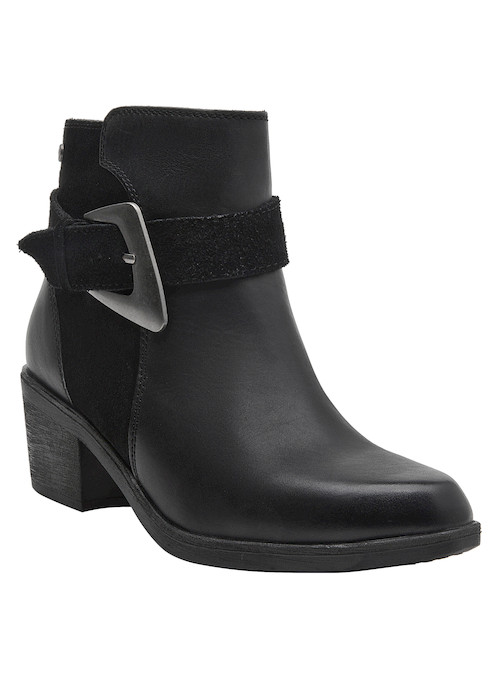 Botín negro de cuero con contraste de texturas, perfecto para combinar con jeans.