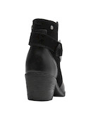 Botín negro de cuero con detalles metálicos, ideal para ocasiones elegantes.