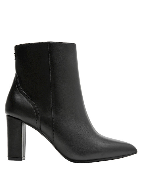 Botín elegante de cuero negro, ideal para un look urbano y sofisticado.