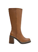 Perspectiva de las botas de cuero camel, taco bloque que aporta altura y sofisticación al look.