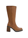 Perspectiva de las botas de cuero camel, taco bloque que aporta altura y sofisticación al look.