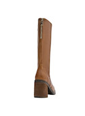 Botas de mujer en cuero camel, textura mate, perfectas para combinar con vestidos o jeans.
