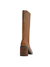 Botas de mujer en cuero camel, textura mate, perfectas para combinar con vestidos o jeans.