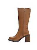 Vista lateral de botas de cuero camel, elegantes y modernas, ideales para ocasiones diarias.