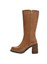 Vista lateral de botas de cuero camel, elegantes y modernas, ideales para ocasiones diarias.
