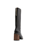 Bota casual de mujer en cuero negro, con acabado mate que añade un toque audaz a cualquier outfit.