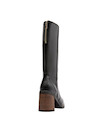 Bota casual de mujer en cuero negro, con acabado mate que añade un toque audaz a cualquier outfit.