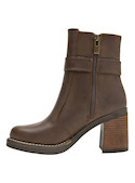 Botín casual en cuero café para mujer, combina comodidad y elegancia en cada paso.