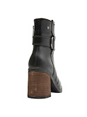 Botín de cuero suave en color negro, perfecto para la mujer contemporánea que busca comodidad y estilo.