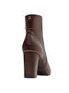 Botín de cuero café con acabado suave, ideal para looks versátiles y elegantes en cualquier ocasión.