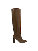 Bota de mujer en cuero café, textura lujosa que complementa outfits modernos y sofisticados.
