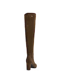 Bota casual de cuero café, perfecta para jeans ajustados y blusas, versátil para diversas ocasiones.