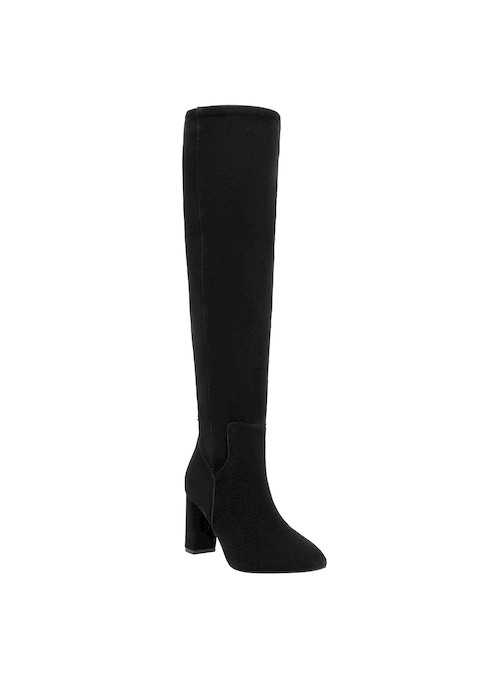 Botas negras de Pollini combinadas con un vestido midi, mostrando su versatilidad en un look casual.