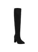 Botas negras de Pollini combinadas con un vestido midi, mostrando su versatilidad en un look casual.