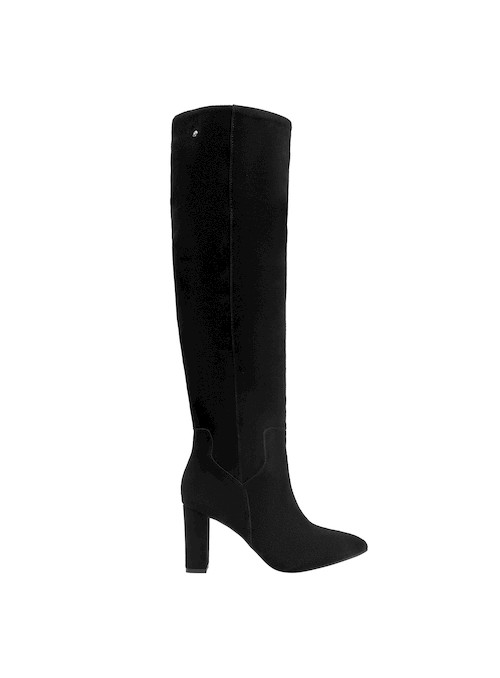 Botas negras de Pollini combinadas con un vestido midi, mostrando su versatilidad en un look casual.