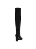 Enfoque en el taco bloque de 8 cm de las botas negras, ideal para comodidad y estilo diario.