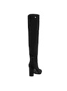 Enfoque en el taco bloque de 8 cm de las botas negras, ideal para comodidad y estilo diario.