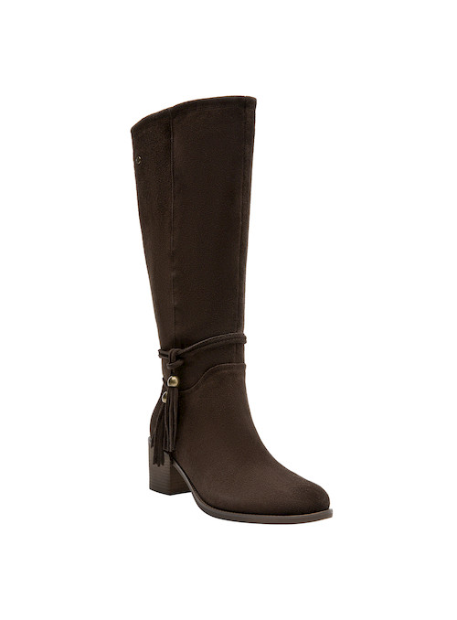 Vista superior de botas de cuero café, resaltando su acabado mate y diseño contemporáneo.