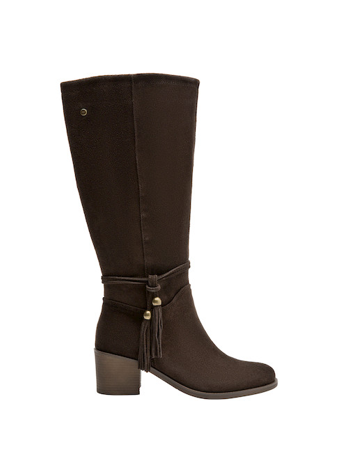 Vista superior de botas de cuero café, resaltando su acabado mate y diseño contemporáneo.