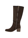 Vista lateral de botas café de cuero para mujer, diseño elegante y sofisticado para un look moderno.