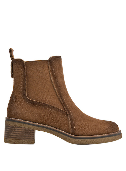 Botín casual de cuero camel, destaca por su confort y estilo, apto para diversas ocasiones.