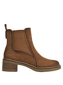 Botín femenino en color camel, suave gamuza y diseño cómodo, ideal para actividades diarias.