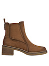 Botín femenino en color camel, suave gamuza y diseño cómodo, ideal para actividades diarias.