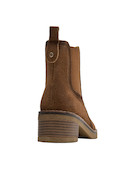 Elegante botín de cuero camel con estilo casual, ideal para combinar con jeans o vestidos.