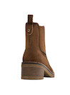 Elegante botín de cuero camel con estilo casual, ideal para combinar con jeans o vestidos.