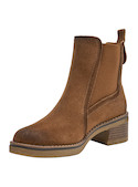 Botín de cuero camel con acabado en gamuza, diseño de punta redonda, ideal para looks casuales de mujer.