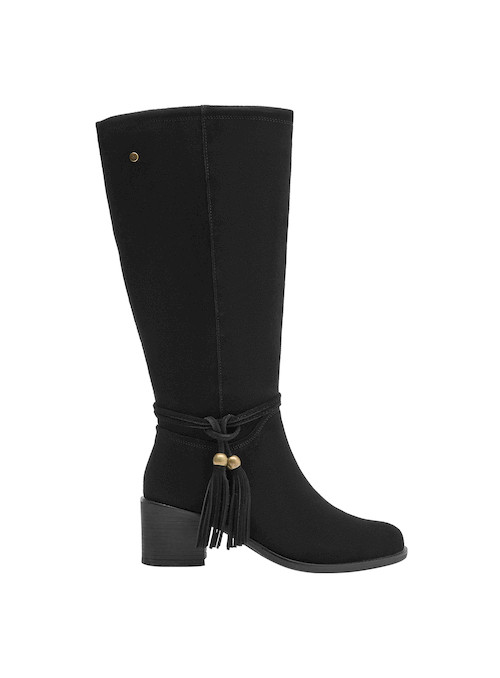 Bota negra de cuero combinada con un vestido fluido, ideal para ocasiones casuales.