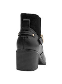Botín negro de cuero para mujer, ideal para looks casual chic, mostrando su textura suave.