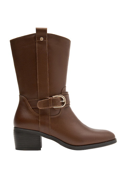 Bota de cuero en color café, diseño vanguardista y elegante para una mujer segura de sí misma.