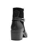 Botín negro de mujer con diseño elegante, perfecto para combinar con vestidos y chaquetas.