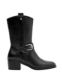 Detalle del cuero suave en botas negras, resaltando su elegancia y sofisticación.
