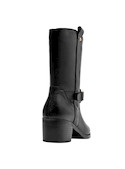 Botas negras de mujer, perfectas para combinar con vestidos fluidos y jeans ajustados.