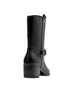 Botas negras de mujer, perfectas para combinar con vestidos fluidos y jeans ajustados.