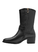 Vista lateral de botas de cuero negro, diseño contemporáneo ideal para looks urbanos.