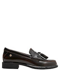 Mocasines de cuero café, ideales para combinar con vestidos midi o pantalones de sastre.