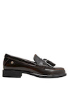 Mocasines de cuero café, ideales para combinar con vestidos midi o pantalones de sastre.